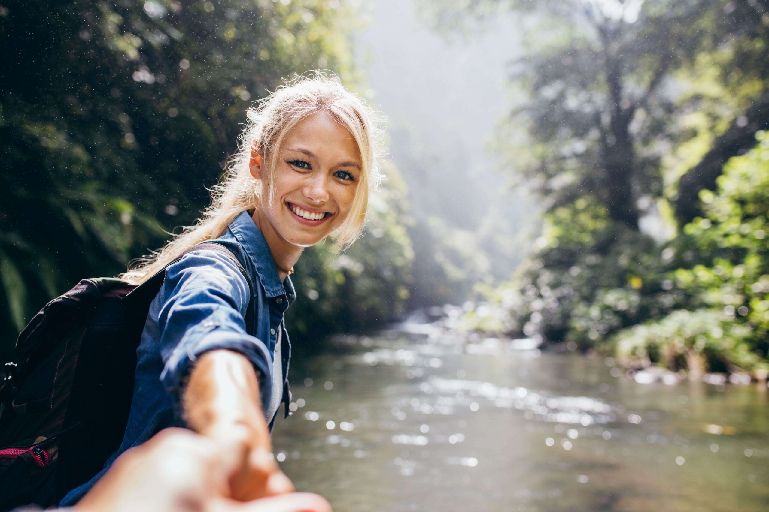 Frau im Wald auf Wasser